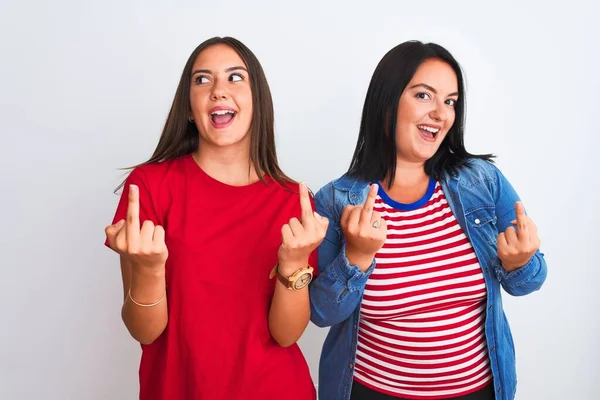 Jóvenes Mujeres Hermosas Con Ropa Casual Pie Sobre Fondo Blanco — Foto de Stock