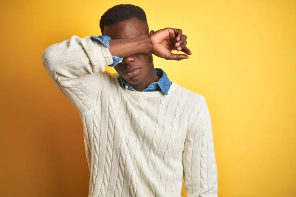 스웨터 아프리카 미국인 외진노란 위에서 진지하고 표정을 숨지도 배척하는 — 스톡 사진