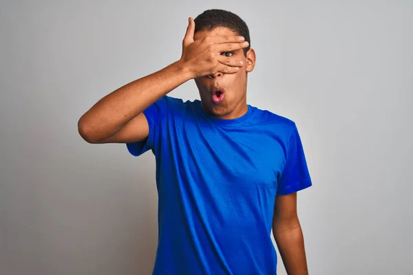 Jonge Knappe Arabische Man Draagt Blauw Shirt Staan Geïsoleerde Witte — Stockfoto
