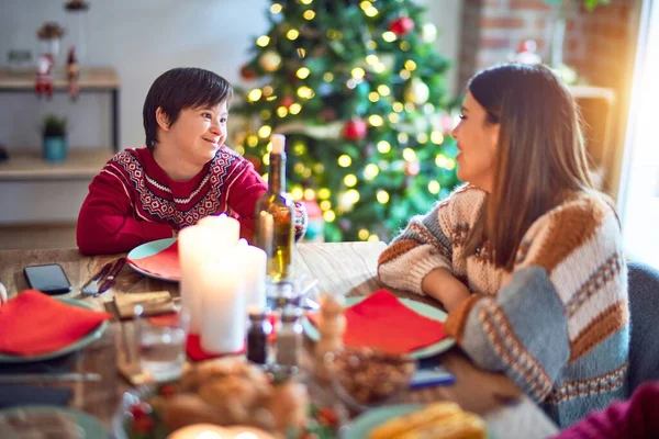 Belle Famille Souriante Heureuse Confiante Manger Dinde Rôtie Célébrant Noël — Photo