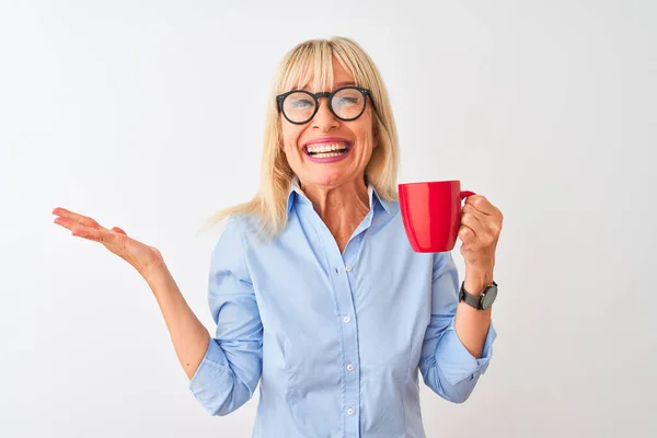 Medelålders Affärskvinna Bär Glasögon Dricka Kaffe Över Isolerad Vit Bakgrund — Stockfoto