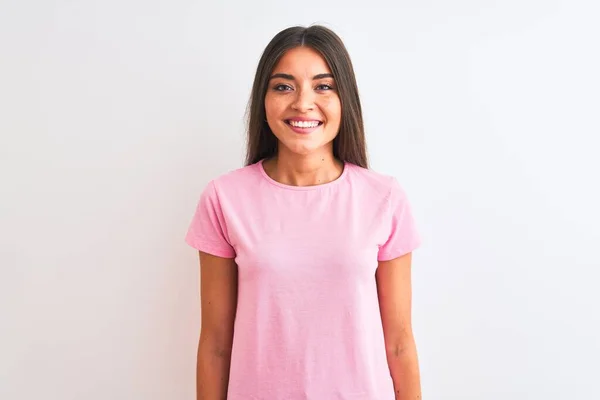 Mujer Hermosa Joven Con Camiseta Casual Rosa Pie Sobre Fondo —  Fotos de Stock