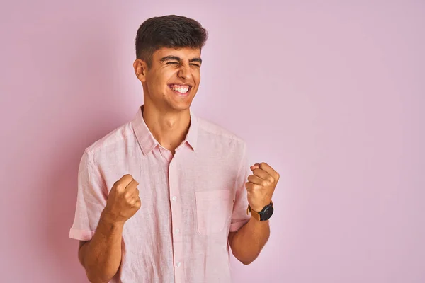 Homem Indiano Jovem Vestindo Camisa Casual Sobre Fundo Rosa Isolado — Fotografia de Stock