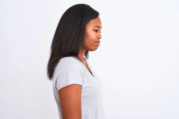 Hermosa Mujer Afroamericana Joven Con Camiseta Casual Sobre Fondo Aislado — Foto de Stock