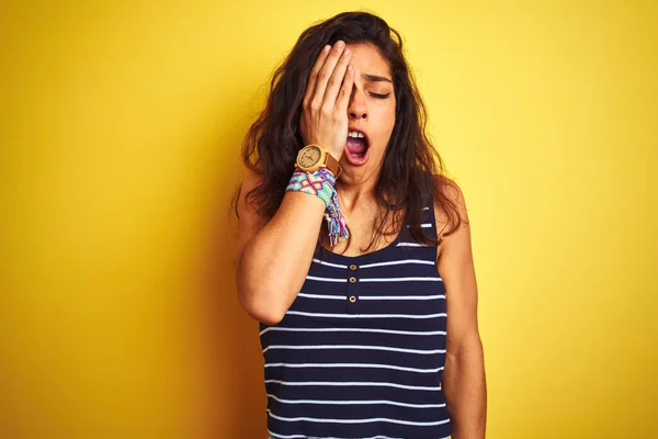 Jovem Mulher Bonita Vestindo Camiseta Listrada Sobre Fundo Amarelo Isolado — Fotografia de Stock