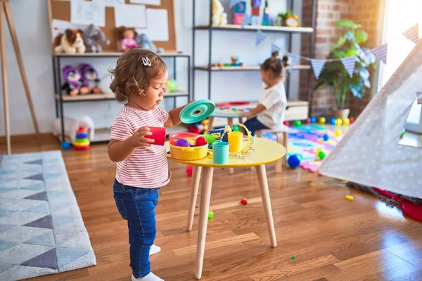 Entzückende Kleinkinder Spielen Mahlzeiten Mit Plastikfutter Und Besteck Kindergarten — Stockfoto