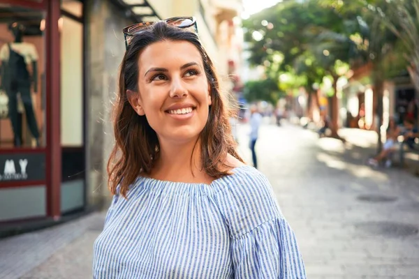 Joven Hermosa Mujer Sonriendo Feliz Caminando Por Las Calles Ciudad —  Fotos de Stock