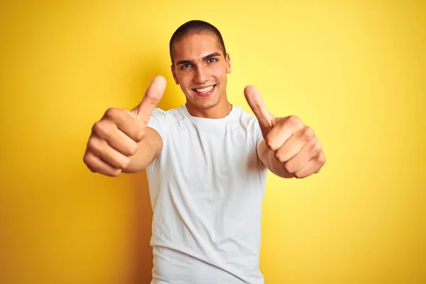 Junger Kaukasischer Mann Lässigem Weißem Shirt Vor Gelbem Hintergrund Der — Stockfoto