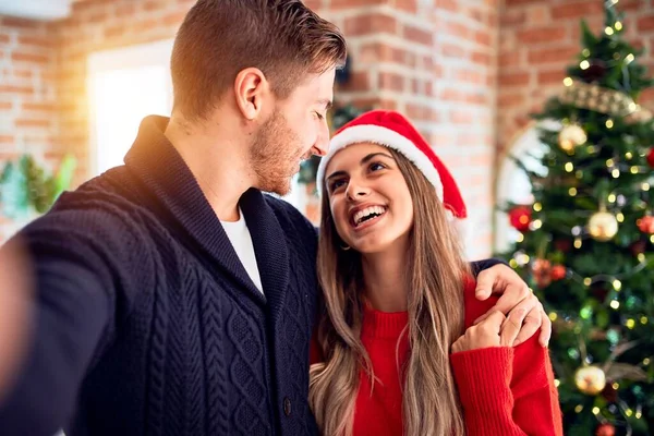 Junges Schönes Paar Das Glücklich Und Zuversichtlich Lächelt Stehen Macht — Stockfoto