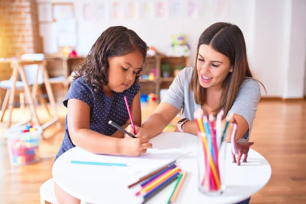 Bella Insegnante Bambino Ragazza Disegno Disegnare Utilizzando Matite Colorate Alla — Foto Stock