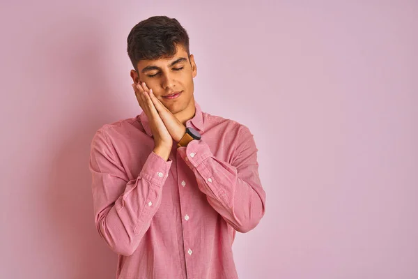 Ung Indian Man Bär Elegant Skjorta Stående Över Isolerad Rosa — Stockfoto