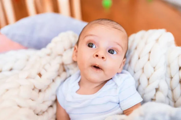 Entzückendes Baby Das Hause Auf Einer Decke Auf Dem Boden — Stockfoto