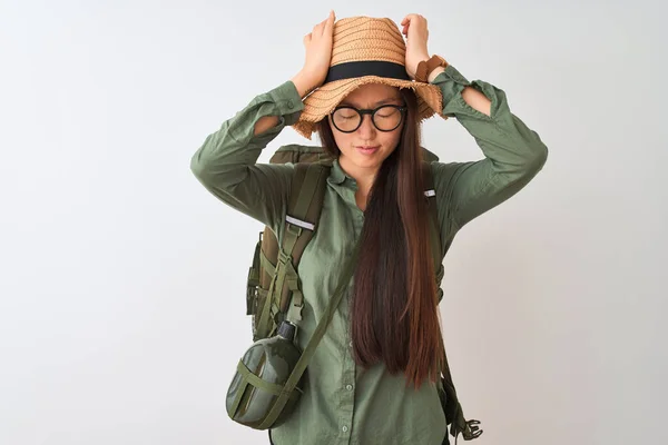 Chinesische Wanderin Mit Kantinenbrille Über Isoliertem Weißem Hintergrund Die Verzweifelt — Stockfoto