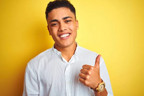Jovem Empresário Brasileiro Vestindo Camisa Elegante Sobre Fundo Amarelo Isolado — Fotografia de Stock