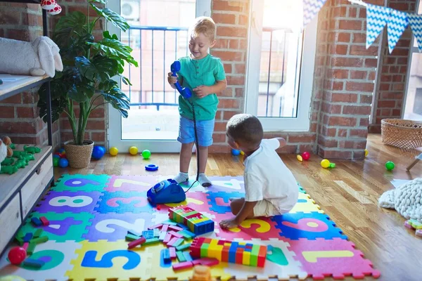 Schattige Peuters Spelen Rond Veel Speelgoed Kleuterschool — Stockfoto