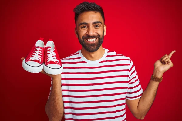 Ung Arabisk Indian Latinamerikansk Man Som Håller Sport Casual Sneakers — Stockfoto