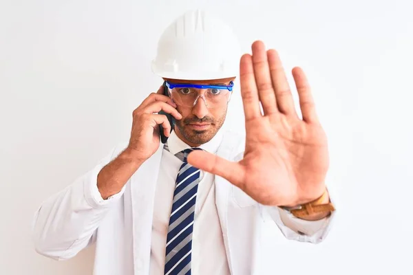 Ung Forskare Man Bär Säkerhetshjälm Och Ringa Med Hjälp Smartphone — Stockfoto