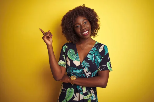 Junge Afrikanische Afro Frau Trägt Sommerblumenkleid Vor Isoliertem Gelben Hintergrund — Stockfoto