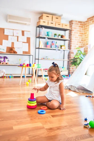 Junge Schöne Blonde Mädchen Kind Genießt Spielschule Mit Spielzeug Kindergarten — Stockfoto