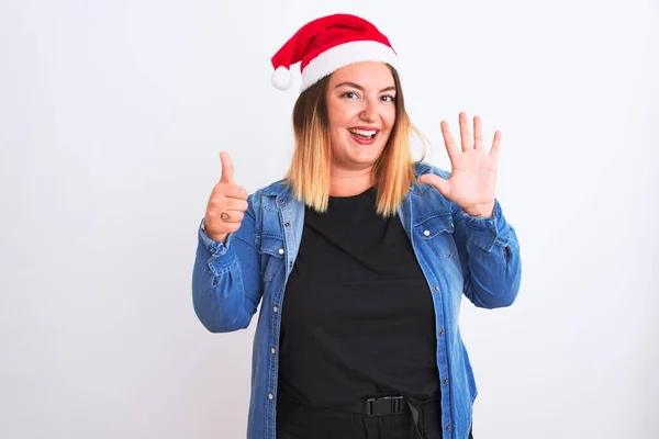 Jonge Mooie Vrouw Het Dragen Van Kerstman Hoed Staan Geïsoleerde — Stockfoto