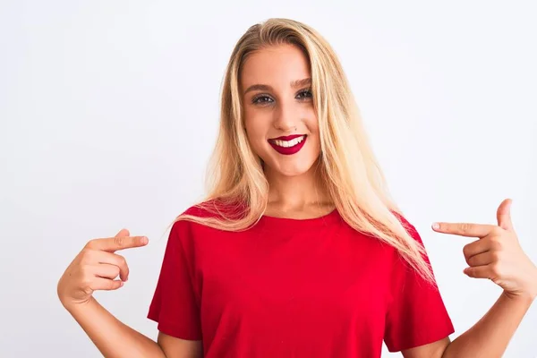 Ung Vacker Kvinna Bär Röd Casual Shirt Stående Över Isolerad — Stockfoto