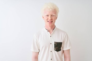 Yüzünde mutlu ve havalı bir gülümsemeyle izole edilmiş beyaz arka planda duran gündelik gömlekli genç, sarışın bir adam. Şanslı kişi..