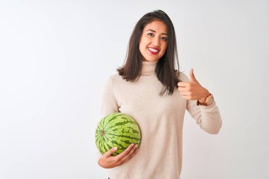 Karpuz tutan genç, güzel Çinli kadın izole edilmiş beyaz arka planda mutlu mesut gülümsüyor.