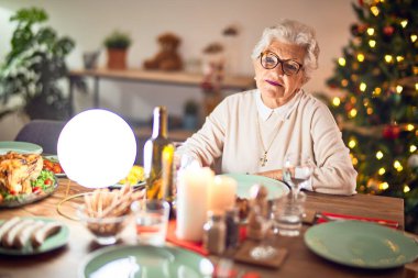 Sevimli son sınıf öğrencisi mutlu ve kendinden emin gülümsüyor. Evde Noel 'i kutlamaya hazırlanıyorum.