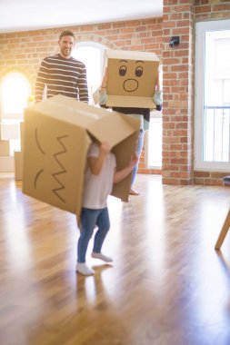 Yeni evde karton bel kutuları ile oynayan çocuk ile güzel famiily