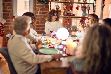 Mutlu ve kendinden emin gülümseyen güzel bir kadın grubu. Evde kızarmış hindi yiyip Noel 'i kutluyoruz.