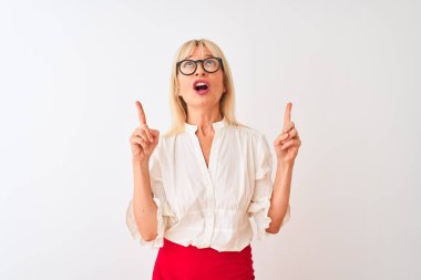 Orta yaşlı iş kadını gömlek ve gözlük takıyor. İzole edilmiş beyaz arka plan üzerinde duruyordu. Şaşırmış ve şaşırmıştı..