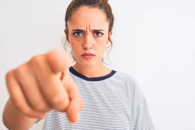 Genç kızıl saçlı, izole edilmiş arka plan üzerinde bir çörek giyen modern kadın kamerayı işaret ediyor ve sen, el işareti, ön taraftan pozitif ve kendinden emin bir jest.