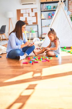 Çocuk, danışman ve davranış düzeltmesi hakkında konuşan ve tedavi eden genç bir terapist. Pedagog maaş odasında not alıyor.
