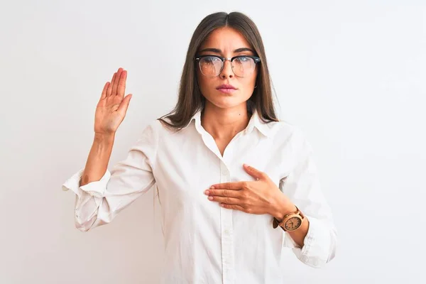 Young Beautiful Businesswoman Wearing Glasses Standing Isolated White Background Swearing — Stock Photo, Image