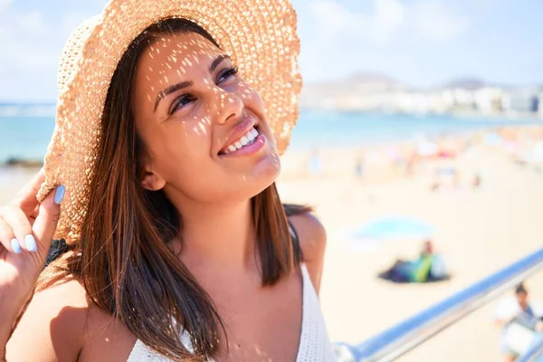 Belle Jeune Femme Marchant Sur Promenade Plage Profitant Vue Sur — Photo