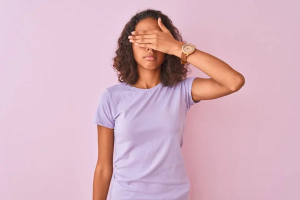 Jovem Brasileira Vestindo Camiseta Sobre Fundo Rosa Isolado Cobrindo Olhos — Fotografia de Stock