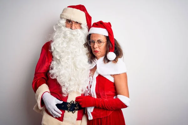 Paar Mittleren Alters Weihnachtsmannkostüm Das Sich Vor Isoliertem Weißen Hintergrund — Stockfoto