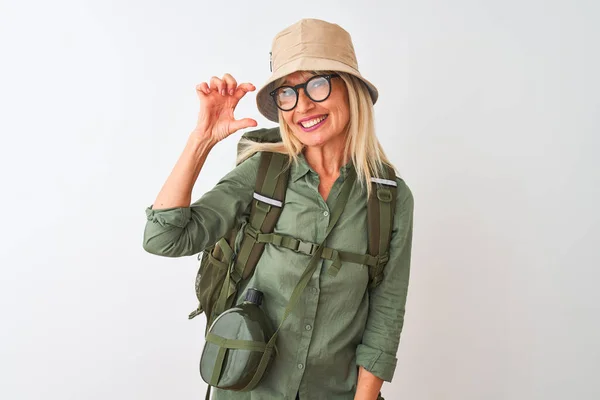 Wanderin Mittleren Alters Mit Rucksackmütze Kantinenbrille Über Isoliertem Weißem Hintergrund — Stockfoto