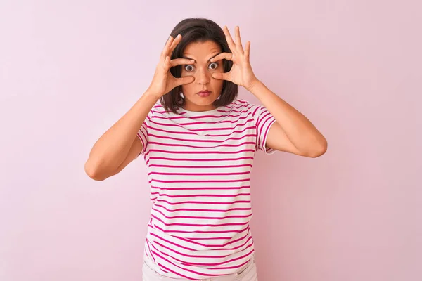 Joven Hermosa Mujer Con Camiseta Rayas Pie Sobre Fondo Rosa — Foto de Stock