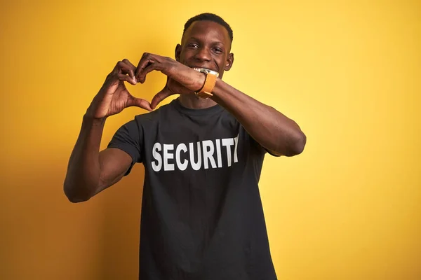 Africano Americano Homem Salvaguarda Vestindo Uniforme Segurança Sobre Fundo Amarelo — Fotografia de Stock