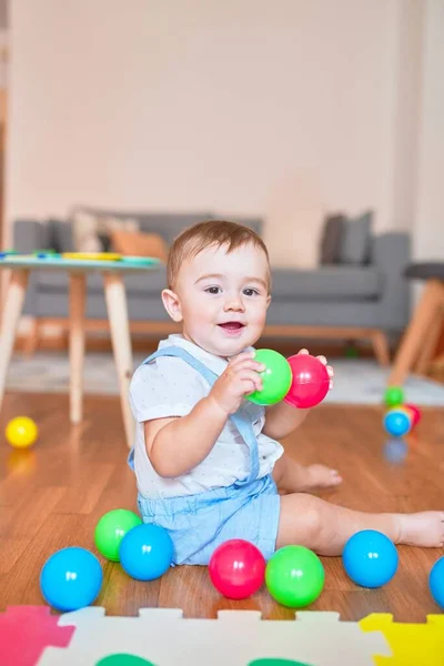 Anaokulunda Küçük Renkli Toplarla Oynayan Güzel Bir Çocuk — Stok fotoğraf
