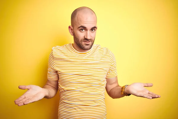 Jovem Careca Com Barba Vestindo Shirt Listrada Casual Sobre Amarelo — Fotografia de Stock