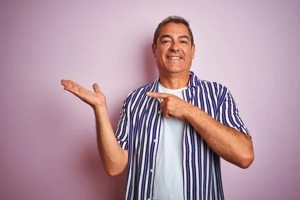 Bonito Homem Meia Idade Vestindo Camisa Listrada Sobre Fundo Rosa — Fotografia de Stock