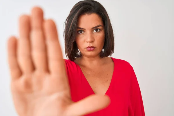 Joven Hermosa Mujer Con Camiseta Roja Pie Sobre Fondo Blanco — Foto de Stock