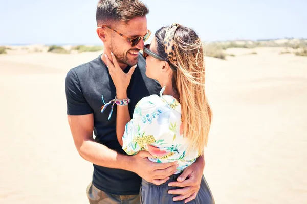 Jovem Casal Bonito Férias Sorrindo Feliz Confiante Com Sorriso Rosto — Fotografia de Stock