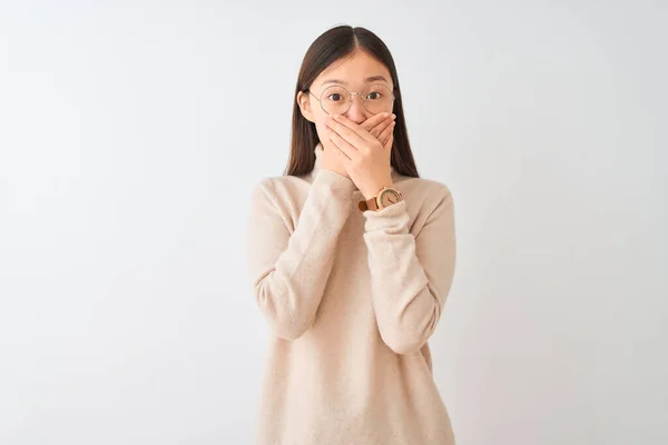 Fiatal Kínai Visel Garbó Pulóver Szemüveg Felett Elszigetelt Fehér Háttér — Stock Fotó