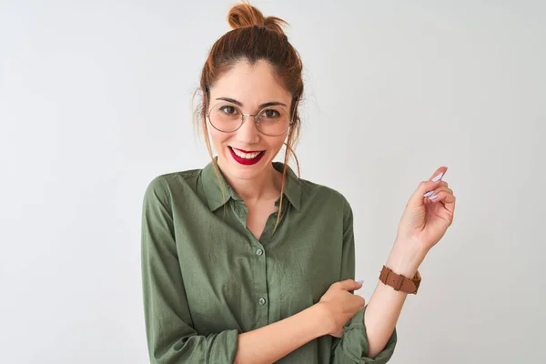 Roodharige Vrouw Met Groen Shirt Bril Geïsoleerde Witte Achtergrond Met — Stockfoto