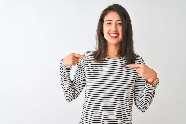 Ung Vacker Kinesisk Kvinna Bär Randig Shirt Stående Över Isolerad — Stockfoto