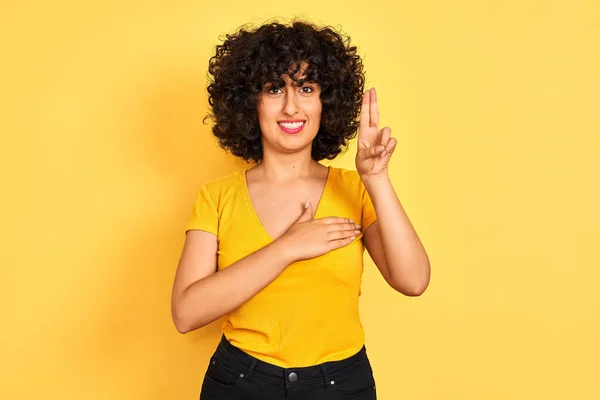 Ung Arabiska Kvinna Med Lockigt Hår Bär Shirt Stående Över — Stockfoto