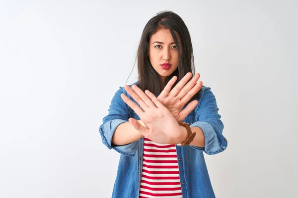 Jeune Chinoise Portant Shirt Rayé Une Chemise Denim Sur Fond — Photo